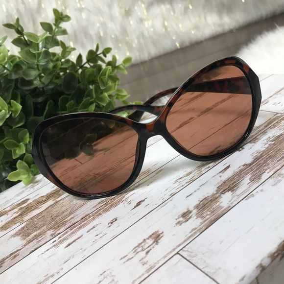 Fashion Nova Accessories - Tortoise Frame Oversized Lens Sunnies